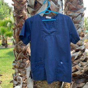 Women’s VAC vet scrub top paws size medium